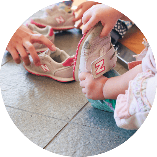 靴を履く園児の手