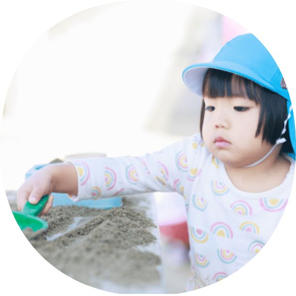 砂遊びをする園児